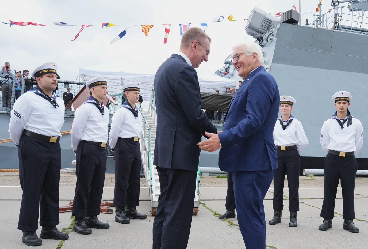 NATO_MARCOM's tweet image. FGS Braunschweig (F260) ๐ฉ๐ช hosted Latvian President Edgars Rinkฤviฤs and German President Frank-Walter Steinmeier in the port of Riga ๐ฑ๐ป. A meaningful moment of diplomacy, partnership, and shared values at sea. #WeAreNATO #SNMG1