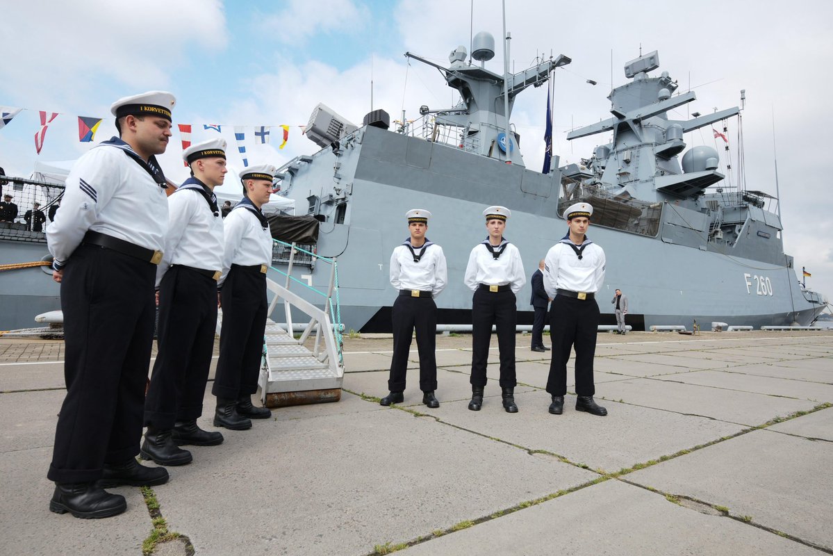 NATO_MARCOM's tweet image. FGS Braunschweig (F260) ๐ฉ๐ช hosted Latvian President Edgars Rinkฤviฤs and German President Frank-Walter Steinmeier in the port of Riga ๐ฑ๐ป. A meaningful moment of diplomacy, partnership, and shared values at sea. #WeAreNATO #SNMG1