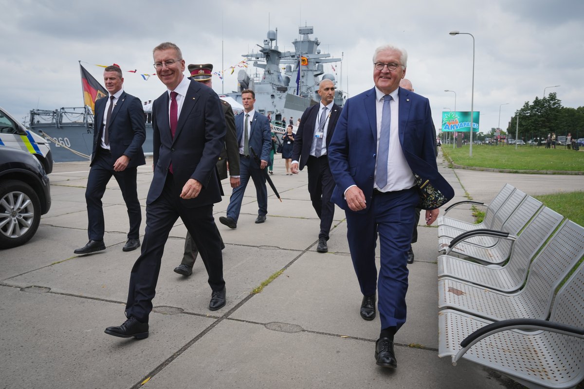 NATO_MARCOM's tweet image. FGS Braunschweig (F260) ๐ฉ๐ช hosted Latvian President Edgars Rinkฤviฤs and German President Frank-Walter Steinmeier in the port of Riga ๐ฑ๐ป. A meaningful moment of diplomacy, partnership, and shared values at sea. #WeAreNATO #SNMG1