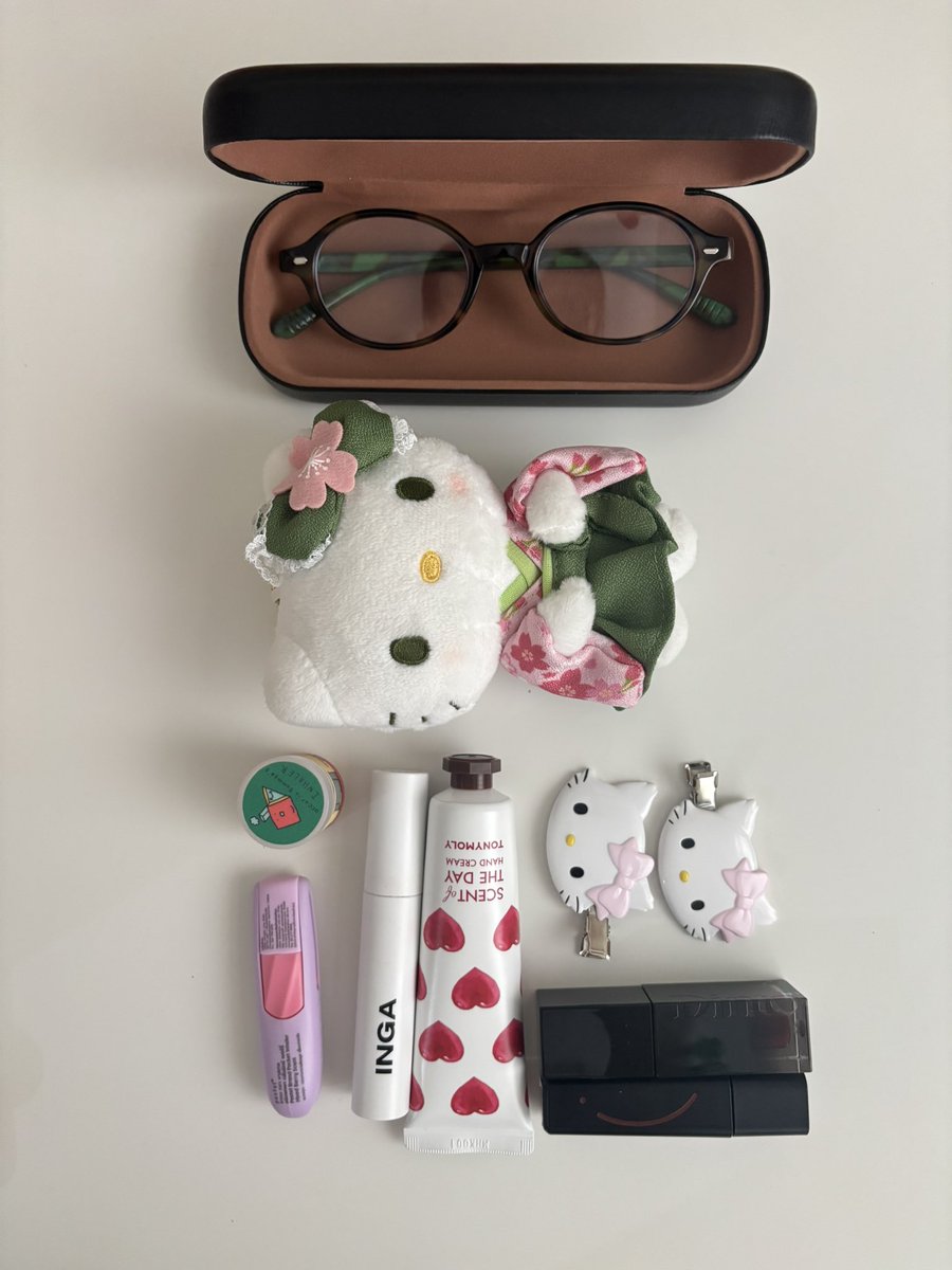 nachassss's tweet photo. what's in my bag!
🌸🧁📚📖🍥 https://t.co/6PjYIgrVFC