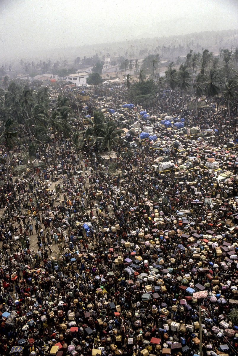 Thousands of Ghanaians stuck at the border after being forced to leave Nigeria! 

Shaki in Yoruba land, SW Nigeria played hosts to many Ghanaian returnees in 1983