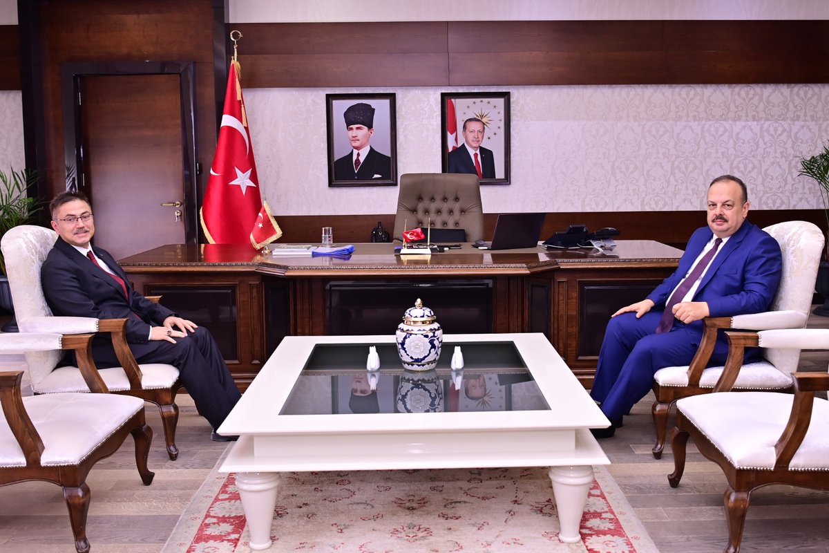 Muğla Cumhuriyet Başsavcısı Oğuzhan Dönmez,

Vali <a href="/YakupCanbolat/">Yakup CANBOLAT</a>'ı ziyaret etti.