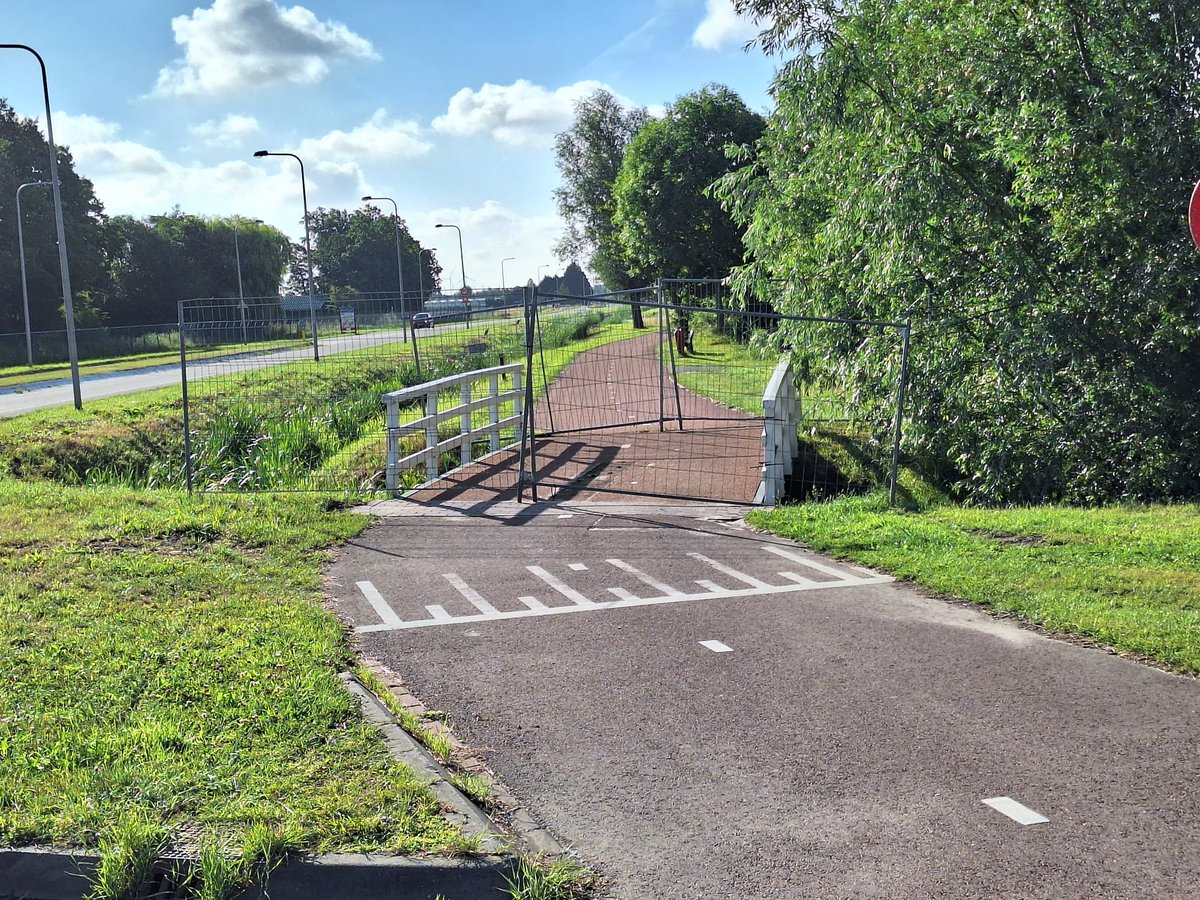 ALBRANDSWAARDzh's tweet image. De fietsbrug vanaf de Schroeder van der Kolklaan richting de sportvelden is sinds deze ochtend, woensdag 9 juli, afgesloten voor gebruik. De brug is onveilig bevonden. Een omleiding staat ter plekke aangegeven met borden. #afsluiting #fietsbrug #albrandswaard