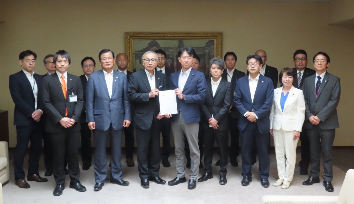 shirato_yu's tweet image. 中川流域下水道推進協議会の皆様が議長室にお越し頂き、八潮市における陥没事故に伴う下水道料金の負担金の増額について、維持して頂きたいとのご要望を頂きました。当日は、陥没事故特別委員会委員長の宇田川議員と共にお話しを伺い、引き続き、特に県民負担の抑制について、議論して参ります。