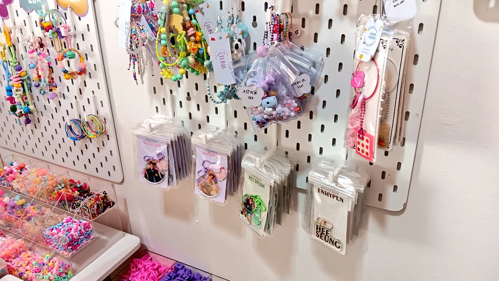 simpangsieurr's tweet photo. abis dari kampus melipir dulu ke Omain Room buat nambah koleksi stickernya @pearlyrosess_ dan ternyata ada hal-hal gemas lain, ended up beli juga keychain papi by @byustousproject 

Yang di Jogja mampir sini, lokasinya di Mox Space belakang Dapur Cokelat Jl. Sudirman.

📍Omain Room, Yk.
https://t.co/2eO3XYUbqD