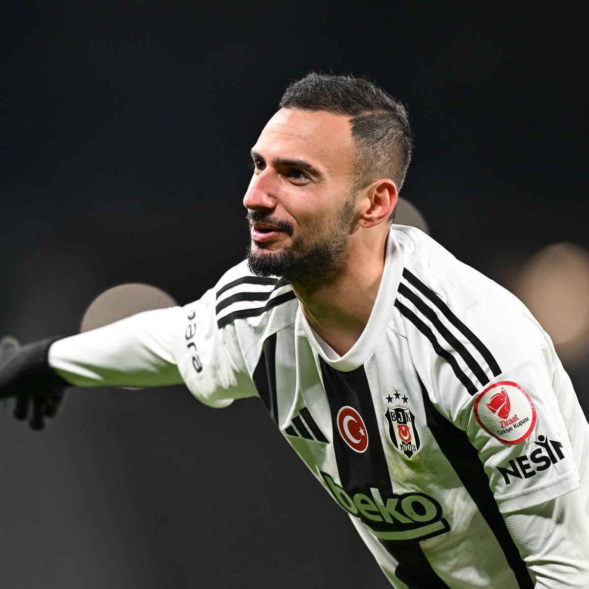 Onur Bulut: "Beşiktaş'ta ilk yarım sezon çok iyi gitti. Şenol Güneş ile 20'den fazla maçta hiç kaybetmedik. Ondan sonra kırılma anı oldu. Futbolda oluyor böyle şeyler. Olmadı diyelim.

Bazen bir oyuncu bir takıma gider, çok iyi futbolcu olsa da istediği ve herkesin beklediği
