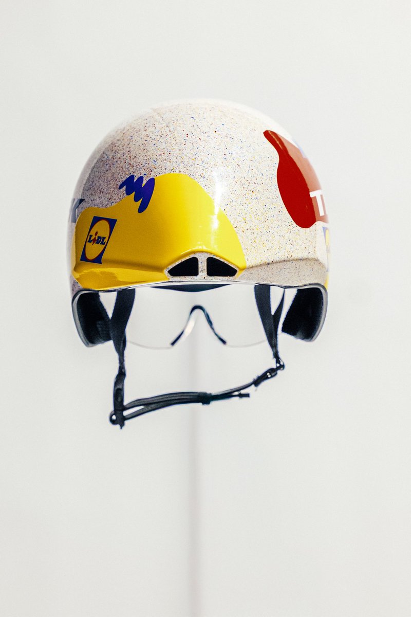 New ‘Coleur’-ful 🎨 TT helmets for our <a href="/LeTour/">Tour de France™</a> squad! 

#TDF2025  📸 <a href="/hardyccphotos/">Sean Hardy</a>