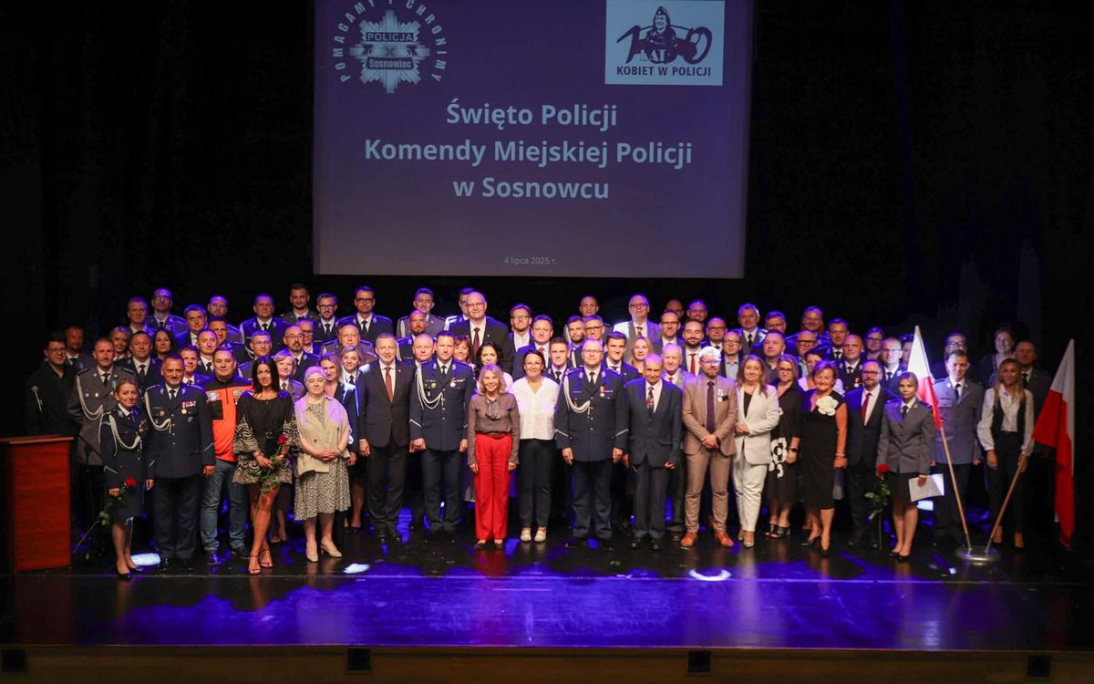 TK_GOV_PL's tweet image. Prezes Trybunału Konstytucyjnego sędzia Bogdan Święczkowski wziął udział w uroczystości z okazji Święta Policji w Sosnowcu.
Podczas wydarzenia wręczono akty mianowania, odznaczenia i medale zasłużonym funkcjonariuszom.
Gratulacje dla wszystkich wyróżnionych!