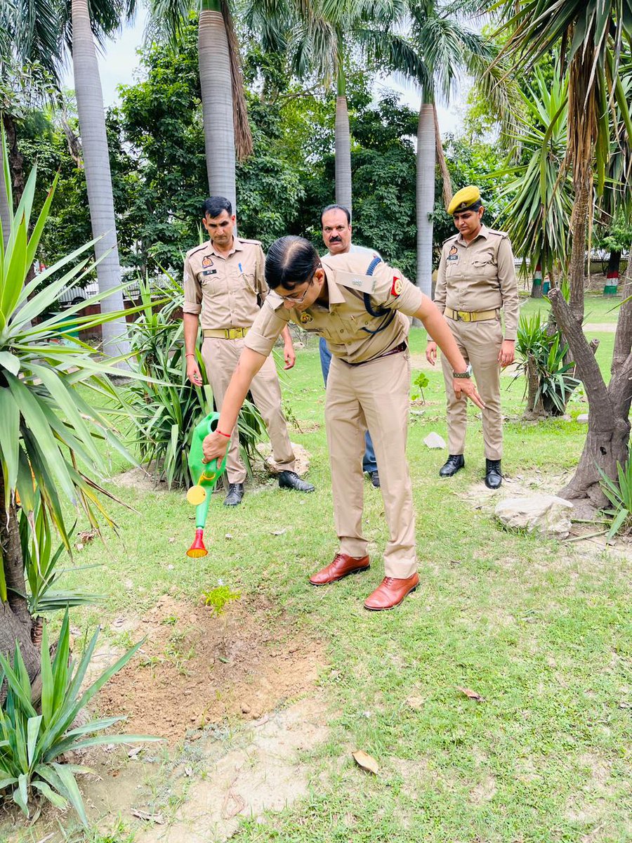 POLICE COMMISSIONERATE GAUTAM BUDDH NAGAR (@noidapolice) on Twitter photo 'आइए करें वसुधा का हरित श्रृंगार'
<a href="/CP_Noida/">CP Noida</a> के निर्देशन में 'वृक्षारोपण महाभियान-2025' के अंतर्गत वृक्षारोपण जन अभियान के तहत <a href="/ADCPNoida/">Additional DCP Noida</a> द्वारा <a href="/noidapolice/">POLICE COMMISSIONERATE GAUTAM BUDDH NAGAR</a> के साथ वृहद वृक्षारोपण किया गया।
आइए हाथ बढ़ाएं, #एक_पेड़_माँ_के_नाम लगाएं 🌴 'आइए करें वसुधा का हरित श्रृंगार'
<a href="/CP_Noida/">CP Noida</a> के निर्देशन में 'वृक्षारोपण महाभियान-2025' के अंतर्गत वृक्षारोपण जन अभियान के तहत <a href="/ADCPNoida/">Additional DCP Noida</a> द्वारा <a href="/noidapolice/">POLICE COMMISSIONERATE GAUTAM BUDDH NAGAR</a> के साथ वृहद वृक्षारोपण किया गया।
आइए हाथ बढ़ाएं, #एक_पेड़_माँ_के_नाम लगाएं 🌴