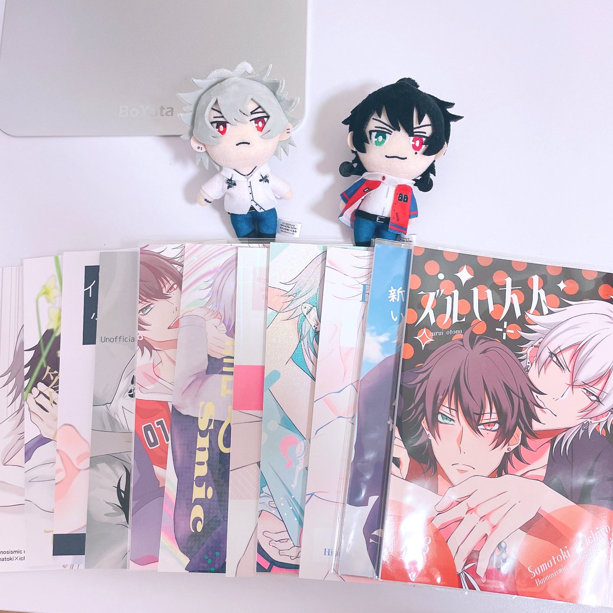 shiroizu_'s tweet image. 部屋整理しててこんなに描いたんだなとしみじみ。下手すぎ恥ずかしすぎて辛いけど、結局癖は変わんないの笑う🥹
2冊目が一番厚いってスゲェなあの頃の情熱❤️🔥
\🌱ぬいたちの身長までがんばれよ🎧/
じゅ、じゅうにせんち…おけ…がんばる…