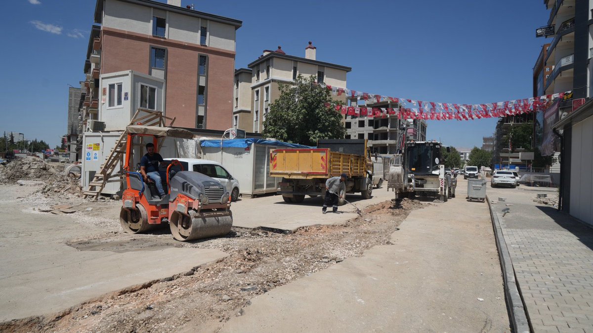 🚧 Yavuz Selim Mahallemizde, altyapı çalışmaları nedeniyle zarar gören Mehmet Akif Caddesi Fen İşleri Müdürlüğü ekiplerimiz tarafından titizlikle onarılıyor. 

👷🏻Asfalt yama ve yenileme çalışmalarımızı aralıksız sürdürüyor, daha güvenli ve konforlu bir Adıyaman için var gücümüzle