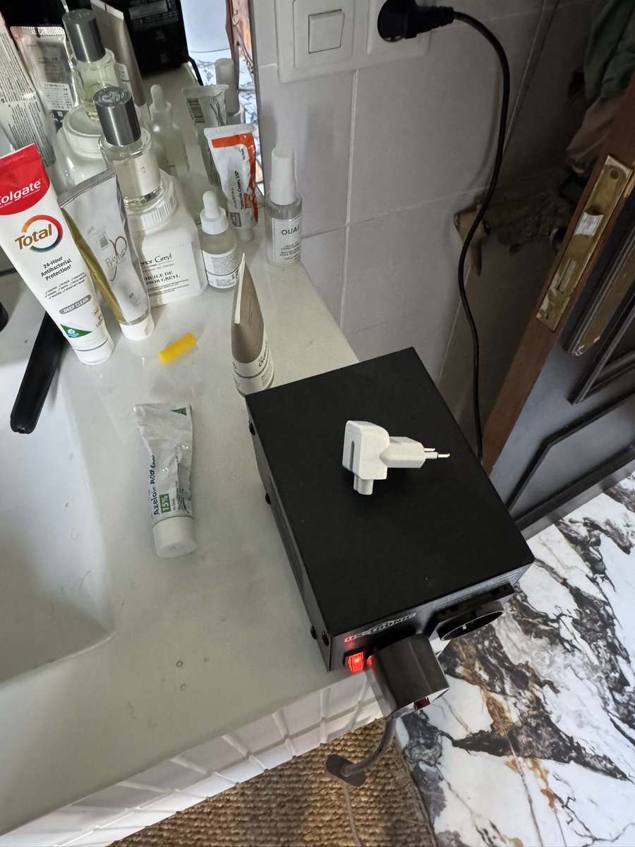 jumarjumarjumar's tweet image. .@Dyson needs to engineer an Apple-esque solution to travelling w their $500 hairdryer

lugging my transformer around Europe is a Spain :(

the s is silent btw