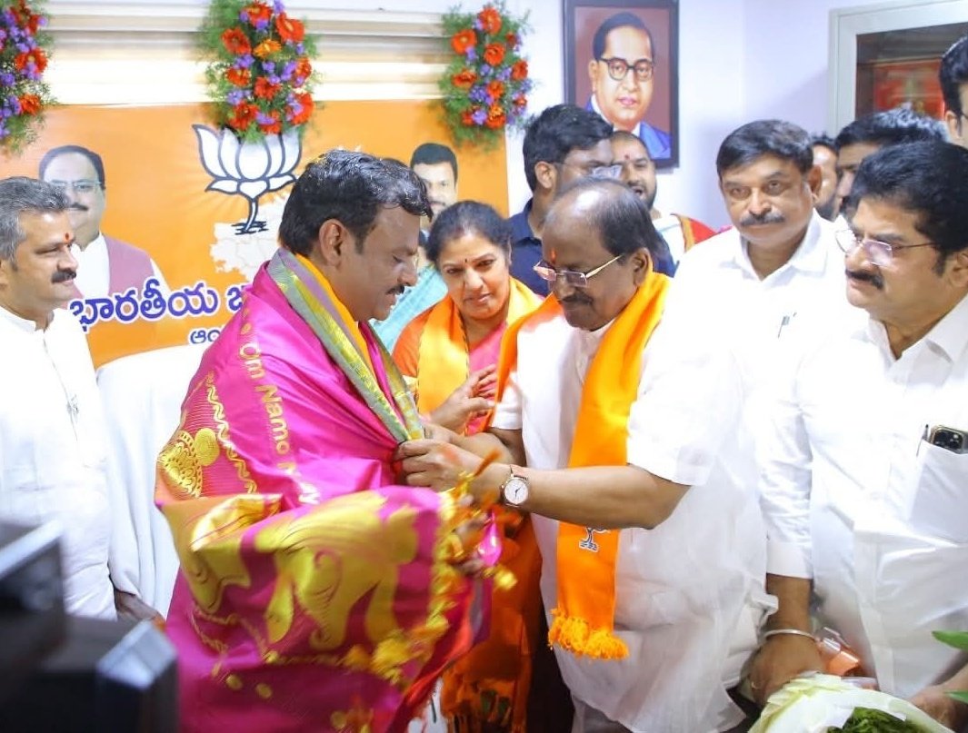 somuveerraju's tweet photo. బిజెపి రాష్ట్ర కార్యాలయంలో బాధ్యతలు తీసుకున్న @BJP4Andhra  నూతన అధ్యక్షులు శ్రీ @MadhavBJP  గారికి శుభాకాంక్షలు తెలియజేశాను.  

@blsanthosh @BJP4Andhra @JPNadda https://t.co/V88O1JNPos