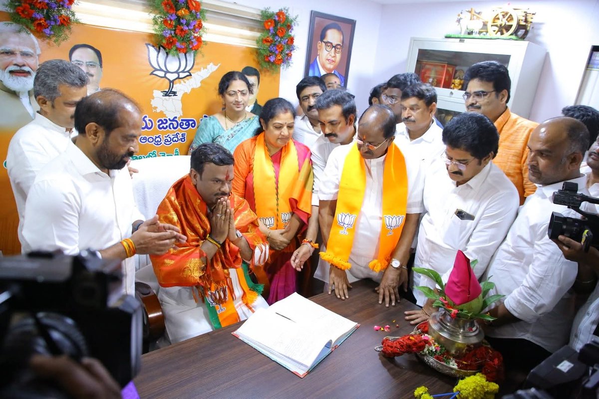 somuveerraju's tweet photo. బిజెపి రాష్ట్ర కార్యాలయంలో బాధ్యతలు తీసుకున్న @BJP4Andhra  నూతన అధ్యక్షులు శ్రీ @MadhavBJP  గారికి శుభాకాంక్షలు తెలియజేశాను.  

@blsanthosh @BJP4Andhra @JPNadda https://t.co/V88O1JNPos