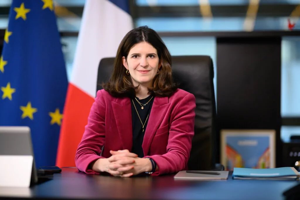 🚨🇫🇷 𝗔𝗟𝗘𝗥𝗧𝗘 𝗜𝗡𝗙𝗢 — En déplacement officiel à Aix-en-Provence, la ministre déléguée à l’Intelligence artificielle Clara Chappaz a RÉQUISITIONNÉ une berline avec chauffeur pour SORTIR EN BOÎTE.

Plutôt qu’un taxi, la préfecture a mobilisé un chauffeur privé, payé par