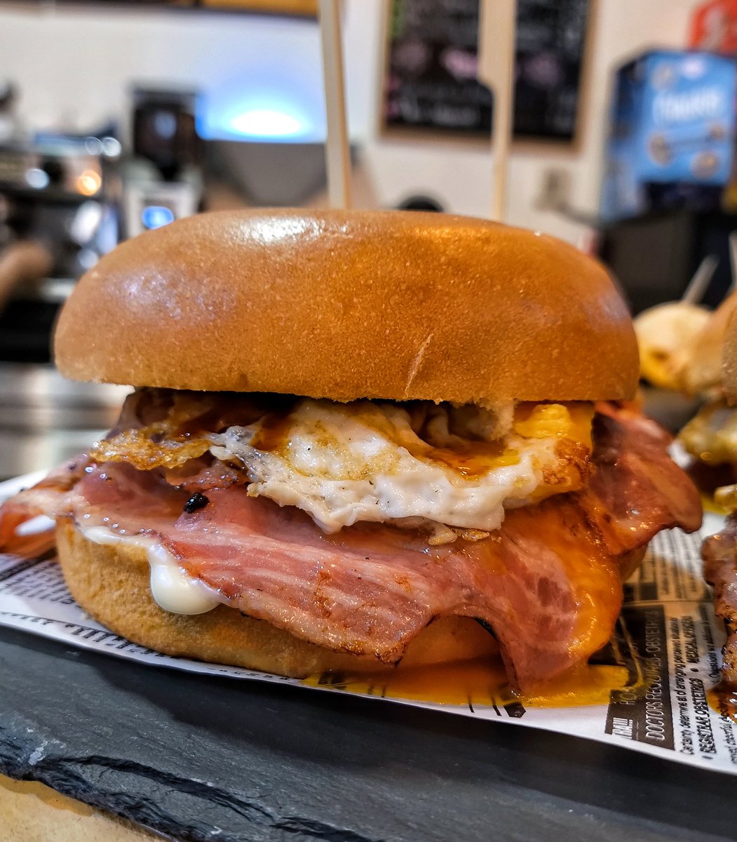 Tamainak axola ez duela esaten dizutenean. 
#Euskalherria #Bilbo #Burger #Mostaza #Uraza #Tomate #Gazta #Arrautza