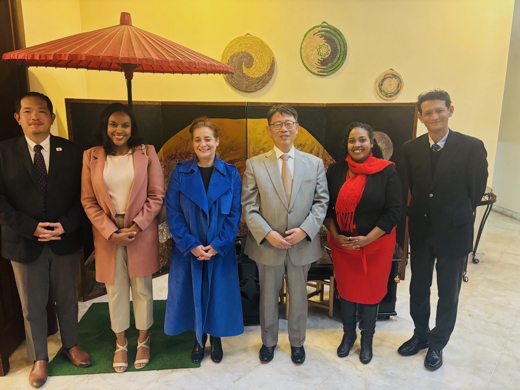 ICRC_AfricUnion's tweet image. Yesterday,@ICRC_AfricUnion held a productive exchange with H.E Nakagawa @AmbJapantoAU on preparations for #TICAD9. Discussion focused on collaboration around an ICRC-led side event on the humanitarian impact of #landmines with a focus on Africa.
