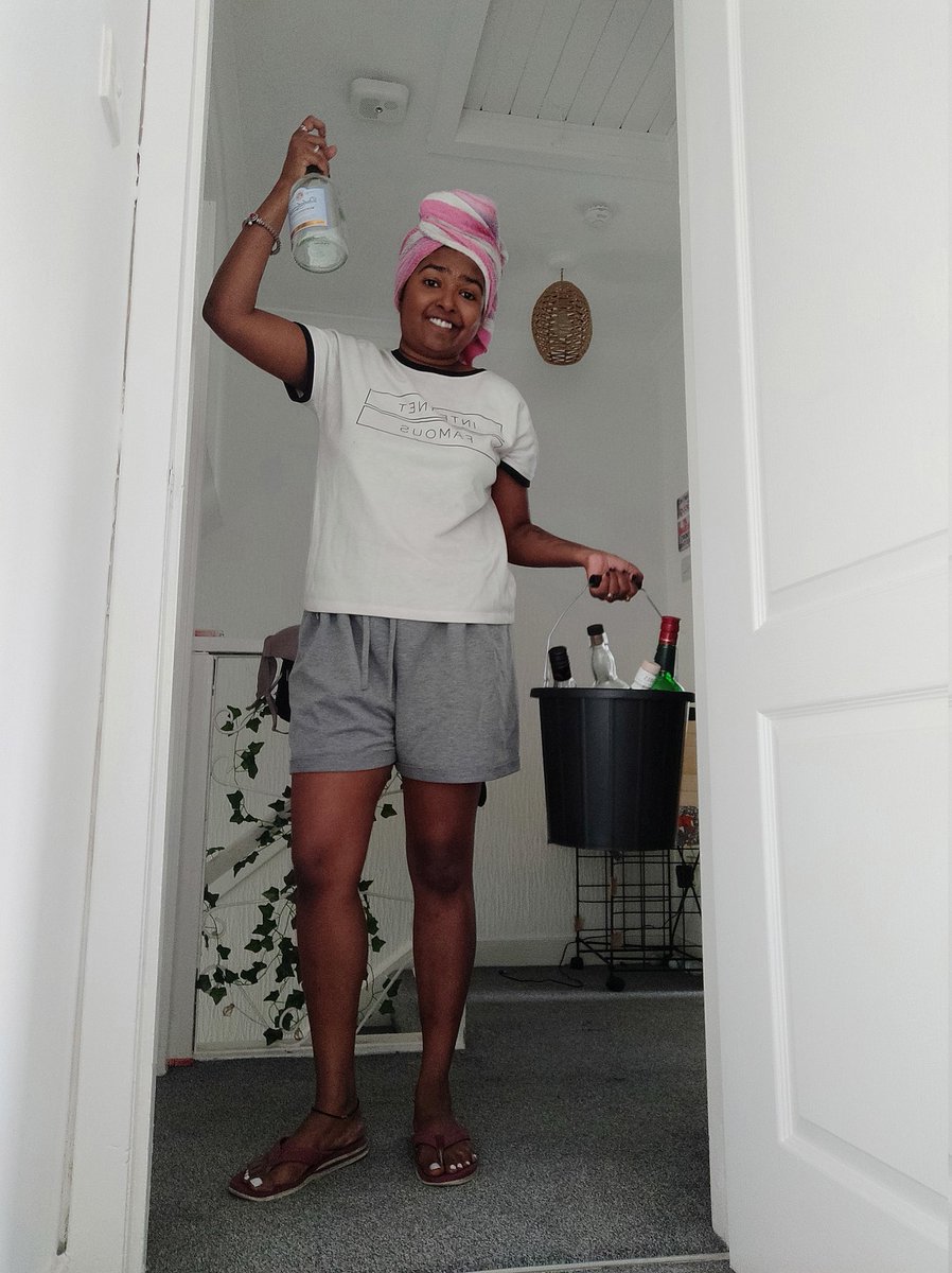 Lady Lestrange (@ladylestrange2) on Twitter photo #timetravel
২০১১-১৪ ছবিটা এরম ছিলো কটকের হোস্টেলে বেশিরভাগ মেয়েরই। স্নান করতাম, তারপর খেয়াল হতো খাওয়ার জল শেষ। নীচে যাচ্ছি যখন, রুমমেটের বোতলও তুলে নিতাম, একসাথে নেবো তাই বাল্তি ভরসা। অবশ্য তখন প্লাস্টিকের জলের বোতল ছিল। এটা কিছুটা আমাদের পার্টি নাইটের পরের সকালের ছবিও বটে! #timetravel
২০১১-১৪ ছবিটা এরম ছিলো কটকের হোস্টেলে বেশিরভাগ মেয়েরই। স্নান করতাম, তারপর খেয়াল হতো খাওয়ার জল শেষ। নীচে যাচ্ছি যখন, রুমমেটের বোতলও তুলে নিতাম, একসাথে নেবো তাই বাল্তি ভরসা। অবশ্য তখন প্লাস্টিকের জলের বোতল ছিল। এটা কিছুটা আমাদের পার্টি নাইটের পরের সকালের ছবিও বটে!