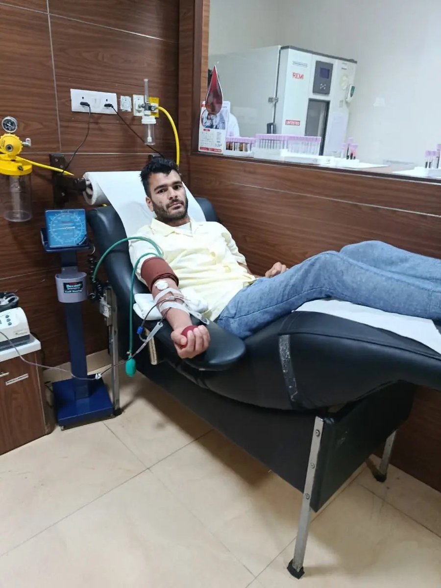 SHANTAR34770331's tweet image. #PROUD MR. SHAHNAWAZ from Dooru reached Appollo hospital Delhi and donated B+ #blood to much needy baby #slute hai bhai aap ko 
#Allah aff ko lambi umer aata kara 

#share
  
#SHAHI e HAMDAN  BLOOD DONARS   DOORU  SHAHBAD doing Good work ALSO #PROUD THIS DONOR GROUP