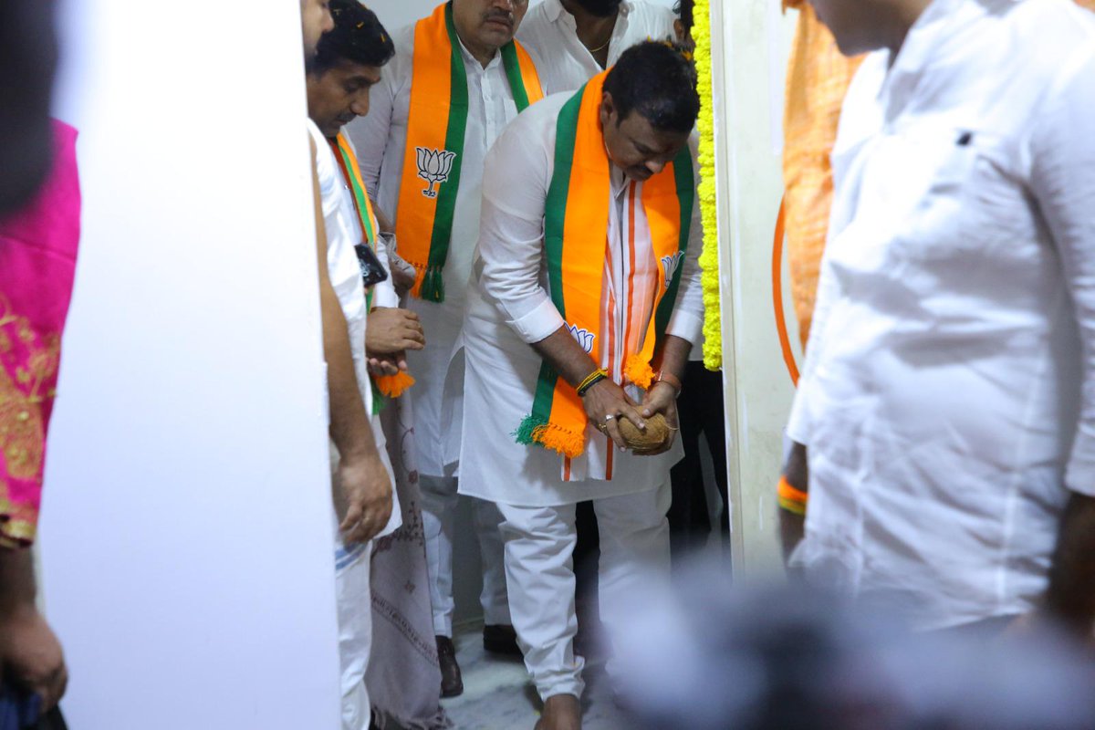 MadhavBJP's tweet photo. రాష్ట్ర కార్యాలయంలో బిజెపి రాష్ట్ర నూతన అధ్యక్షుడిగా బాధ్యతలు స్వీకరణ
@BJP4India @narendramodi @BJP4Andhra https://t.co/oa9wRrD36M