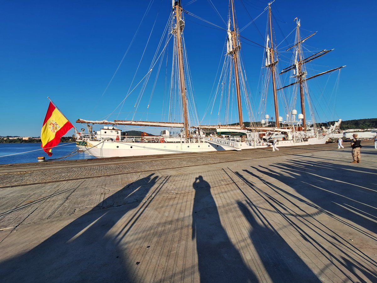 El buque escuela Juan Sebastián Elcano ya está amarrado en el #puertodeFerrol. ¡Bienvenidos!
