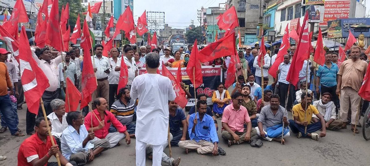 el__fuser's tweet photo. বোমা-বন্দুক নিয়ে নয়। লাল ঝাণ্ডা হাতে রামপুরহাটে ধর্মঘটের সমর্থনে।
#9thJulyGeneralStrike #StrikeHard https://t.co/peFxL5wkb8