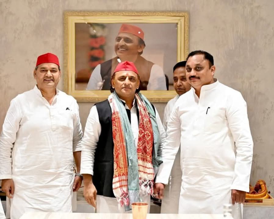सुल्तानपुर की ज़मीन पर सामंतवादी-मनुवादी सोच की जकड़न अब भी वैसी की वैसी है जिन गांवों में इनका आज भी प्रभुत्व हैं वहां आज भी OBC/SC/ST समुदाय के लोग बिना इनके अनुमति के सरपंच या कोई और भी चुनाव लड़ने की बात भी बिना जान का खतरा उठाए नहीं सोच सकते!

कानूनगो रामकुमार यादव,