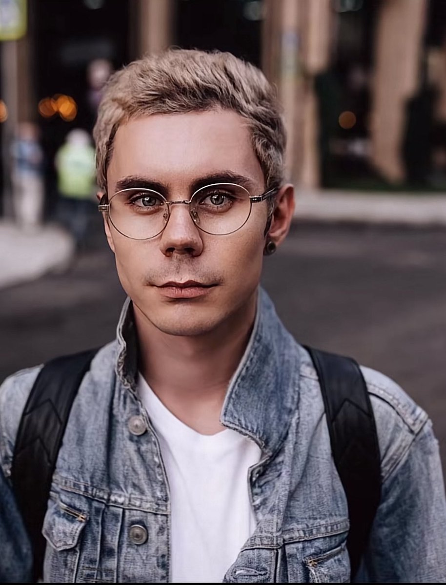 Tiktok is all about this guy 

“Smart guy with glasses”

The meme is new But growing rapidly
There is still no big meme coin about it
Might have to keep our eyes open

<a href="/orangie/">orangie</a> what do you think about it?
