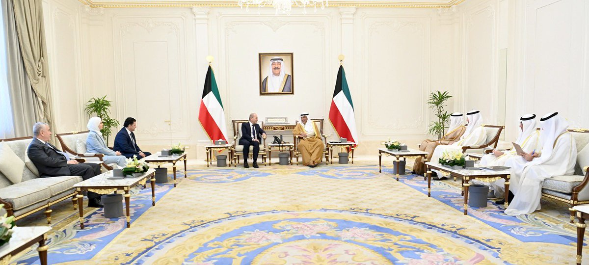 استقبل سمو الشيخ صباح خالد الحمد المبارك الصباح ولي عهد دولة الكويت الشقيقة، اليوم، نائب رئيس الوزراء ووزير الخارجية وشؤون المغتربين أيمن الصفدي<a href="/AymanHsafadi/">Ayman Safadi</a> .
ونقل الصفدي خلال اللقاء تحيّات جلالة الملك عبد الله الثاني، وسمو الأمير الحسين بن عبدالله الثاني ولي العهد، إلى سمو