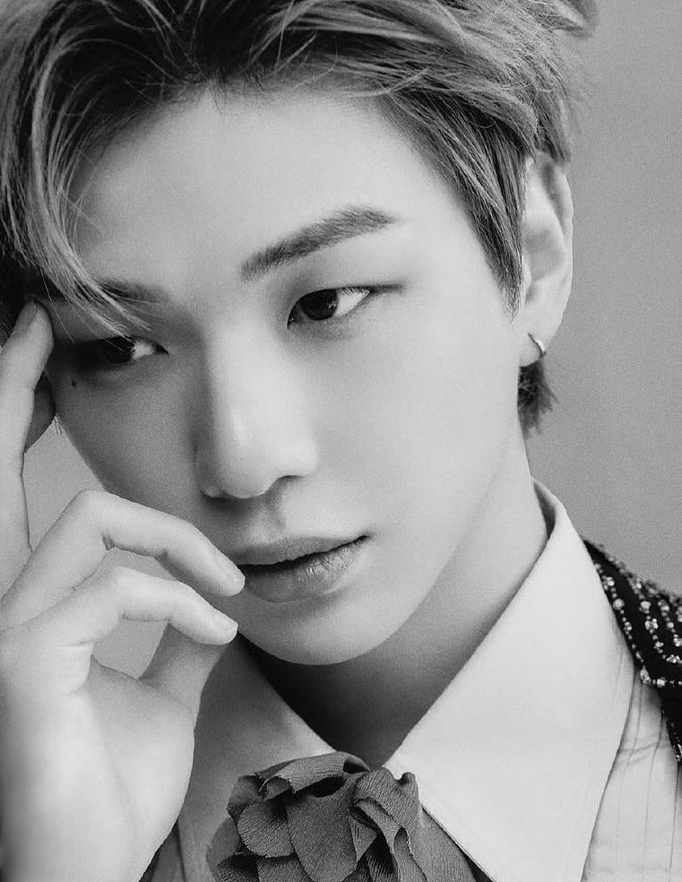 [250709] Kang Daniel IG Güncellemesi •

“Merhaba, ben Kang Daniel.

Sahnede, gözlerim her zaman kelimelerin anlatabileceğinden daha derin hikayeler anlatmıştır.
Zamanla kontakt lensler bu ifadenin bir parçası haline geldi ve her ana duygu, renk ve derinlik kattı.
Şimdi, bu bakış