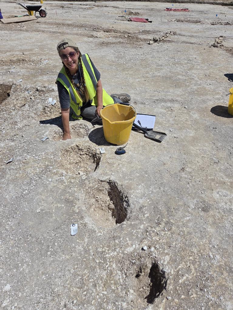 Durotrigesdig's tweet image. Tracey is finding, excavating and recording a whole series of prehistoric postholes at #Durotriges25
Its packdown week and we've found another Iron Age building
Of course we have 🤣
