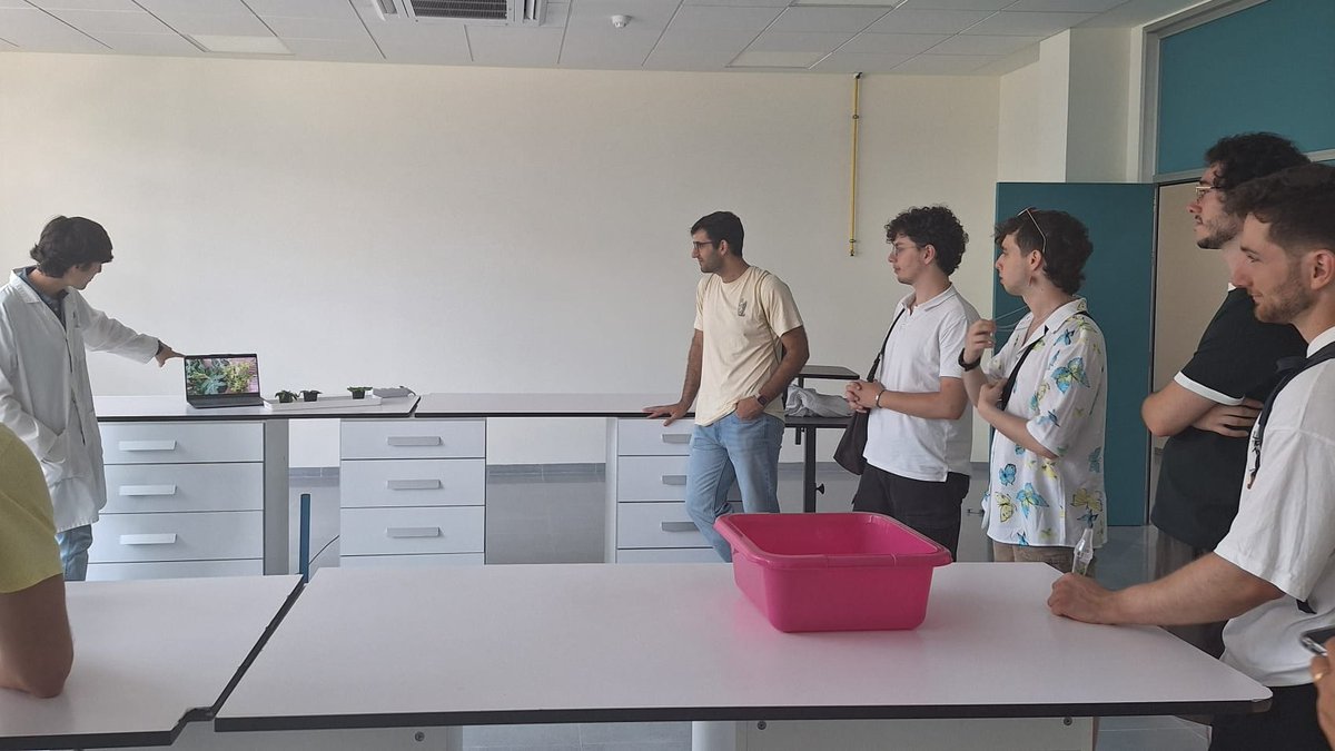 IHSM_CSIC_UMA's tweet image. 🔬 Ayer recibimos en las instalaciones del IHSM La Mayora en el campus de Teatinos a un grupo de asistentes al "Congreso Anual de Biotecnología" celebrado en Málaga. El grupo pudo conocer durante su visita los trabajos de investigación que realizamos en nuestro centro.