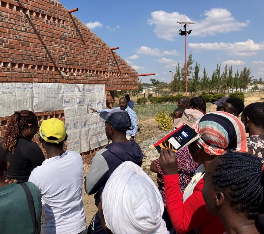 ICARS_global's tweet image. 🌍 In June, ICARS team members travelled to Zambia & Zimbabwe to visit ICARS-supported projects promoting responsible antimicrobial use in livestock.
🤝 In Zambia, dialogue with the Ministry & Farmer Field School (FFS) visits showed progress - farmers are reducing preventive…