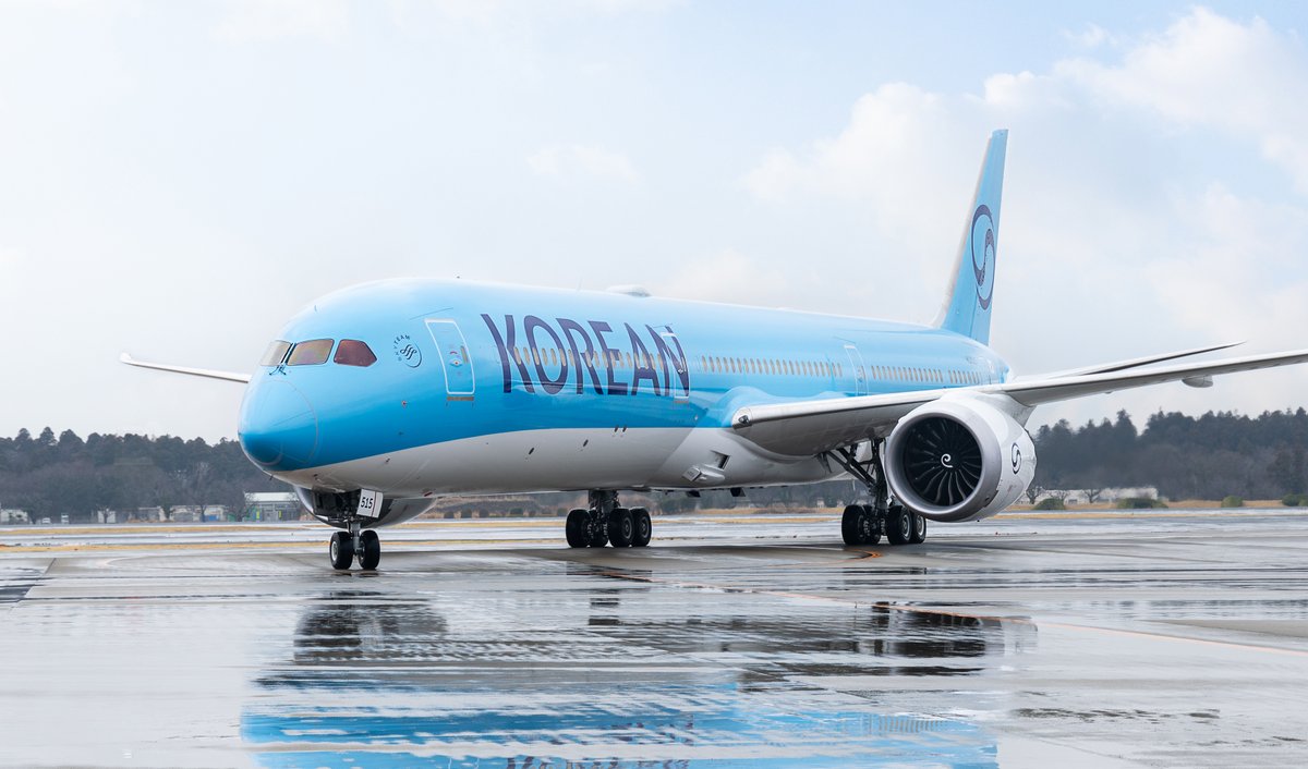 現在羽田⇔金浦路線はB787-10が運航中✈
明日7月10日は新ロゴ塗装機が飛来予定です！👀

【予定便名】
羽田→金浦
KE2102/KE2104
金浦→羽田
KE2101/KE2103
※予告なしに変更なる場合がございます。

新ロゴの飛行機を見に来てくださいね📸

B787-10の詳細情報はこちら⬇️
koreanair.com/contents/promo…