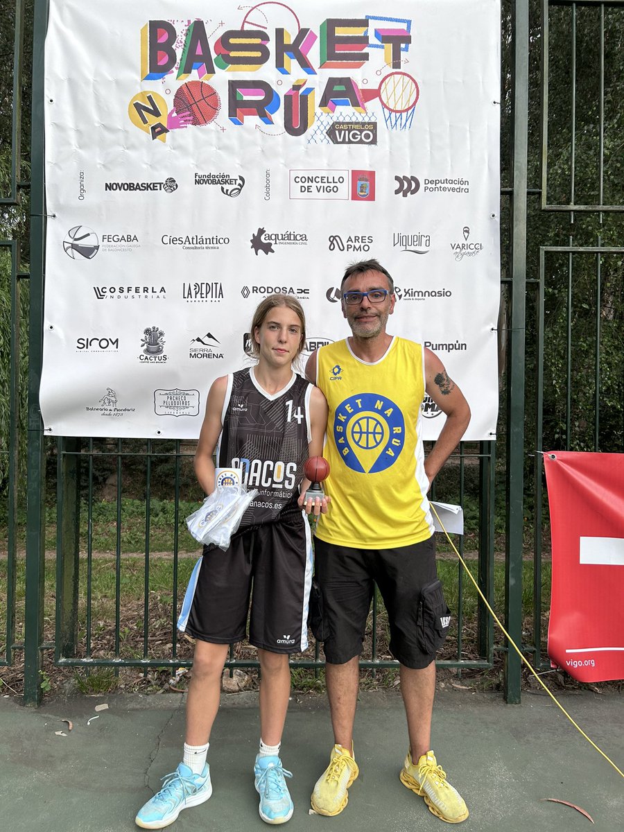 🧠 🥇 en habilidades Infa/Kdt

Rapidez, control e moita precisión 🔥
💪 Adair Legaspi, de Anacos MTG, dominou o circuíto e levouse o título!

🎁 Trofeo + Taza como premio á súa gran actuación 🏆

#BasketNaRúa #BNR2025