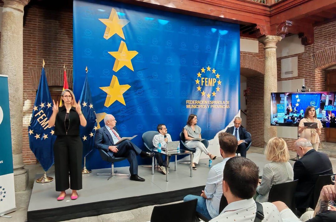 🔴 #EnDirecto. Comienza ‘La accesibilidad universal: aliada para fijar la población en la España rural’, la jornada online 📺💻📱 en la que aprenderemos a aplicar la accesibilidad universal en las políticas públicas municipales:

▶️ Conéctate 👇

🔗 bit.ly/DirectoAccesRu… 🔗