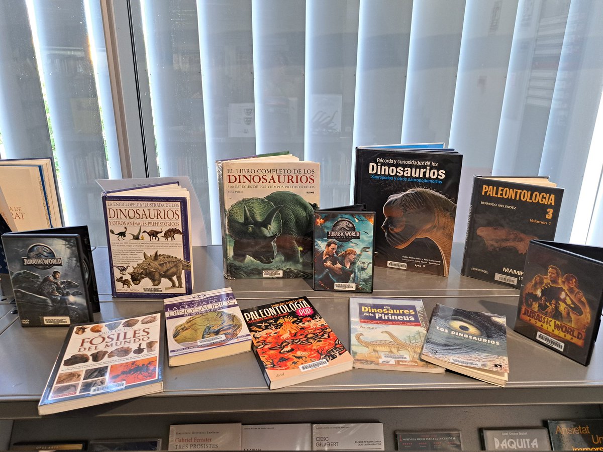 Amb motiu de l'estrena de "Jurassic World Rebirth" hem preparat un aparador on hi trobareu les pel·lícules anteriors i interessants llibres sobre dinosaures, paleontologia i fòssils. #JurassicWorldRebirth