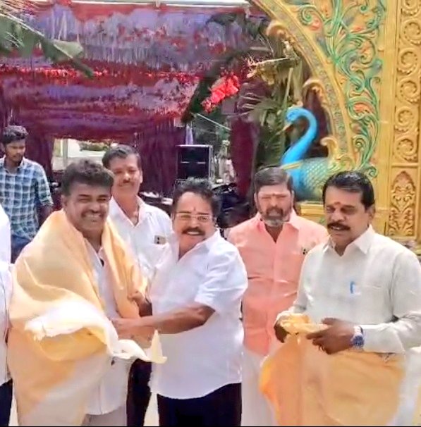 அகில இந்திய SilambarasanTR தலைமை (@allindiastrfc) on Twitter photo 🎉 திருச்சி மாவட்ட பொருளாளர் திரு. தங்கதுரை அவர்களின் பிறந்தநாளை முன்னிட்டு, அகில இந்திய தலைவர் அண்ணன் டி. வாசு அவர்களை மரியாதை நிமித்தமாக சந்தித்து, கேக் வெட்டி மகிழ்ச்சியை பகிர்ந்தனர். 🎂💐
#SilambarasanTR
#STRonlinewarriors ⚔️ <a href="/TesingVasu/">VASU Tesing</a> <a href="/STRonWarriors/">STROnlineWarriors ⚔️</a> <a href="/SilambarasanTR_/">Silambarasan TR</a> 🎉 திருச்சி மாவட்ட பொருளாளர் திரு. தங்கதுரை அவர்களின் பிறந்தநாளை முன்னிட்டு, அகில இந்திய தலைவர் அண்ணன் டி. வாசு அவர்களை மரியாதை நிமித்தமாக சந்தித்து, கேக் வெட்டி மகிழ்ச்சியை பகிர்ந்தனர். 🎂💐
#SilambarasanTR
#STRonlinewarriors ⚔️ <a href="/TesingVasu/">VASU Tesing</a> <a href="/STRonWarriors/">STROnlineWarriors ⚔️</a> <a href="/SilambarasanTR_/">Silambarasan TR</a>