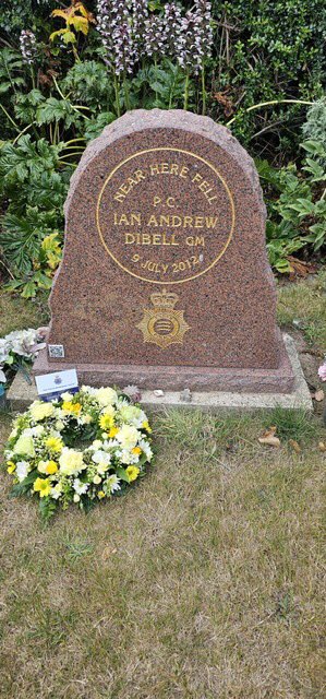 tpmt_org's tweet image. On this day in 2012 PC Ian Dibell GM was off duty when he saw a gunman attempting to murder people.Knowing the danger he faced he still went forward. Ian was shot & killed saving lives @EssexPoliceUK @EssexPoliceFed #PoliceFamily #HonouringThoseWhoServe #PoliceMemorials
#TrueHero