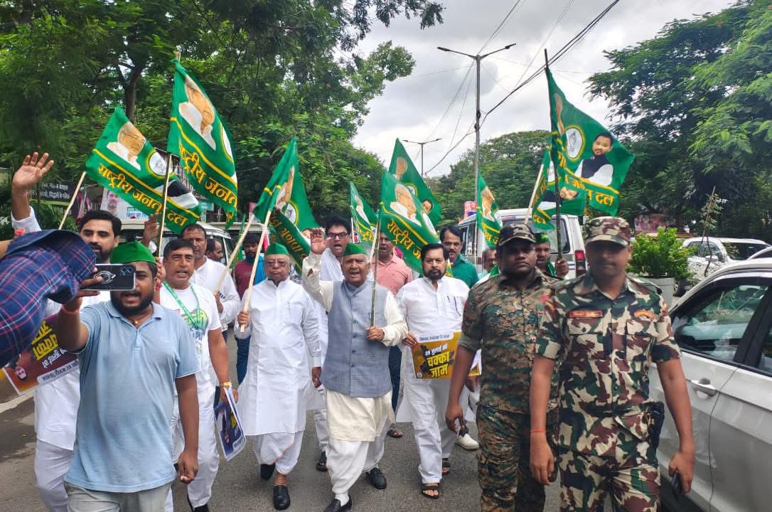 MLMandalRJD's tweet image. श्री @yadavtejashwi जी ने ऐलान किया कि लोकतंत्र की धरती पर हम लोकतंत्र की हत्या नहीं होने देंगे। तेजस्वी जी के आह्वान पर #बिहार_बंद को मज़बूती से क़ामयाब किया जा रहा है।

लोकतंत्र की एक पुकार
बचा रहे मत का अधिकार!

निष्पक्ष चुनाव की क्या पहचान
गरीब-अमीर करे मतदान!
