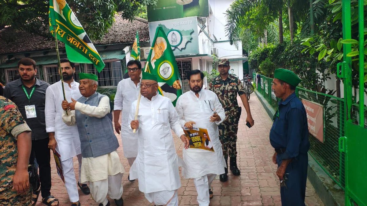 MLMandalRJD's tweet image. श्री @yadavtejashwi जी ने ऐलान किया कि लोकतंत्र की धरती पर हम लोकतंत्र की हत्या नहीं होने देंगे। तेजस्वी जी के आह्वान पर #बिहार_बंद को मज़बूती से क़ामयाब किया जा रहा है।

लोकतंत्र की एक पुकार
बचा रहे मत का अधिकार!

निष्पक्ष चुनाव की क्या पहचान
गरीब-अमीर करे मतदान!