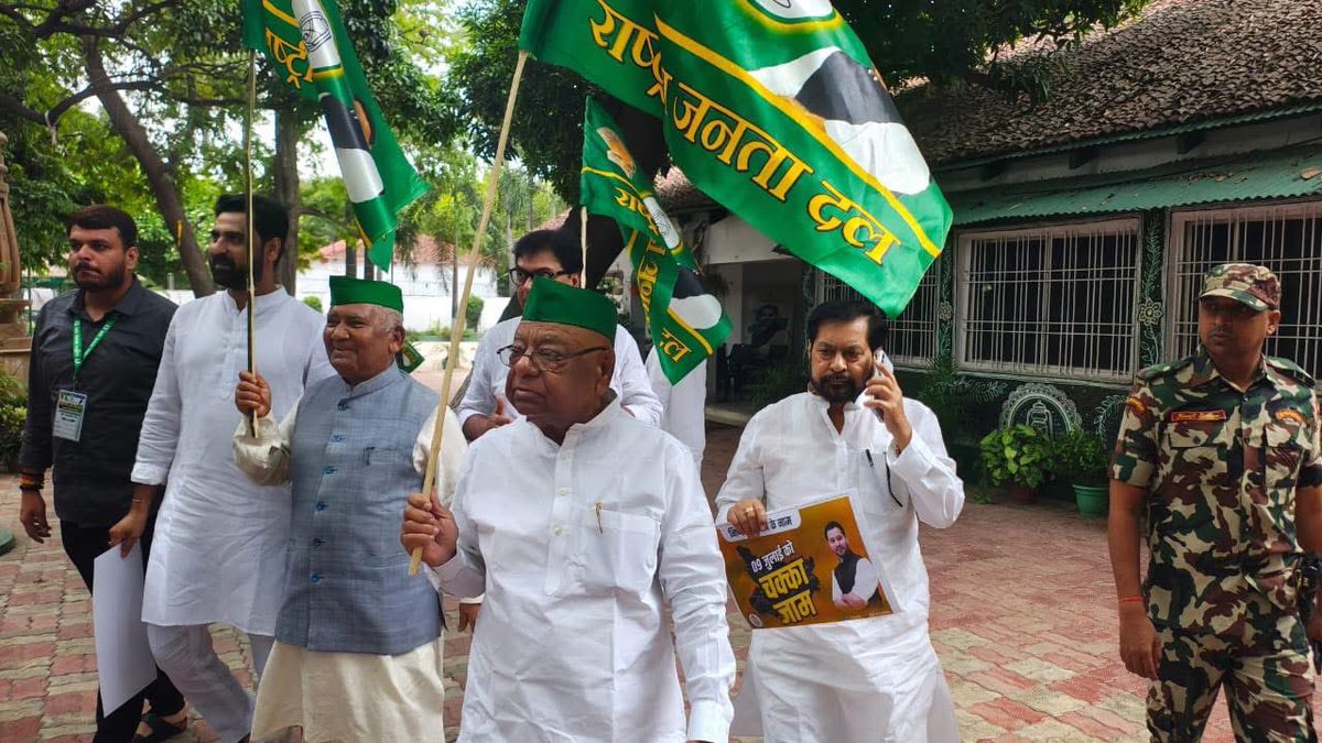 MLMandalRJD's tweet image. श्री @yadavtejashwi जी ने ऐलान किया कि लोकतंत्र की धरती पर हम लोकतंत्र की हत्या नहीं होने देंगे। तेजस्वी जी के आह्वान पर #बिहार_बंद को मज़बूती से क़ामयाब किया जा रहा है।

लोकतंत्र की एक पुकार
बचा रहे मत का अधिकार!

निष्पक्ष चुनाव की क्या पहचान
गरीब-अमीर करे मतदान!