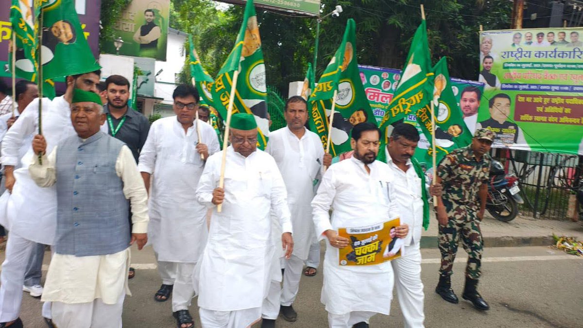 MLMandalRJD's tweet image. श्री @yadavtejashwi जी ने ऐलान किया कि लोकतंत्र की धरती पर हम लोकतंत्र की हत्या नहीं होने देंगे। तेजस्वी जी के आह्वान पर #बिहार_बंद को मज़बूती से क़ामयाब किया जा रहा है।

लोकतंत्र की एक पुकार
बचा रहे मत का अधिकार!

निष्पक्ष चुनाव की क्या पहचान
गरीब-अमीर करे मतदान!