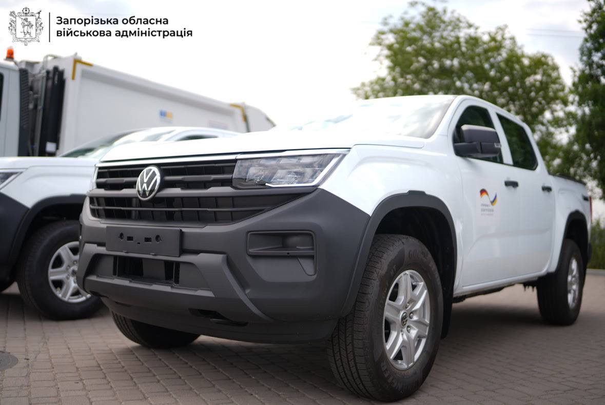deaidua's tweet image. Financed by the German government, the German Society for International Cooperation (GIZ) handed over four Volkswagen Amarok vehicles which will be used by the Oblavodokanal utility company, the Defence Department of the Zaporizhzhia Regional State Administration and the…