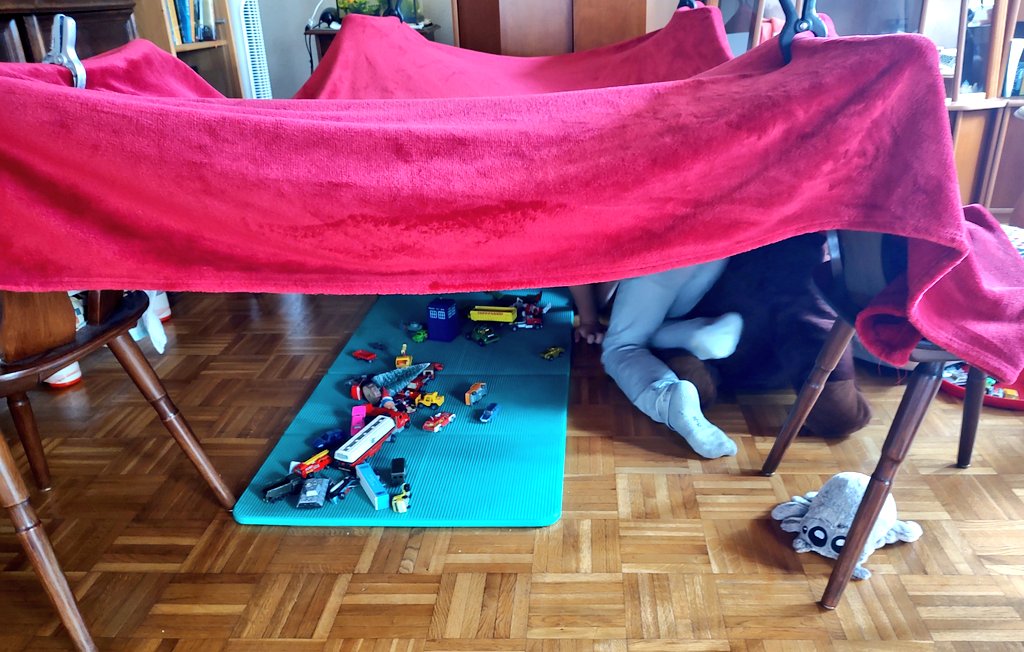 Wenn der Großneffe in den Ferien zu besuch kommt und das Wetter nicht so für draußen ist, dann wird eben drinnen gespielt.
Hat jemand zufällig meine Bandscheiben gesehen? Denn ja natürlich war ich mit da drin