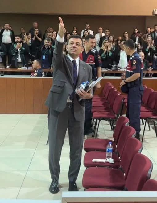 Ekrem İmamoğlu, hakim karşısında: 

'Beşinci kez yeneceğim için tehdidim'

YALAN MI :))🫶✌️