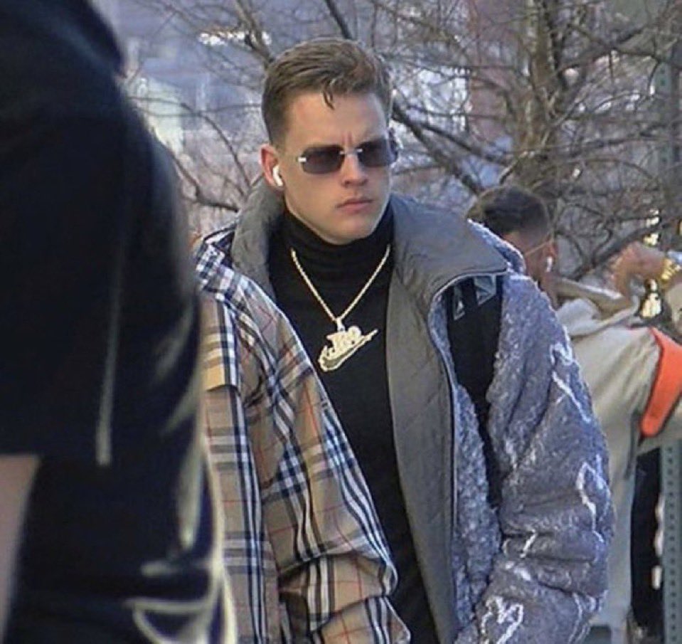 alancarroII's tweet image. Absolutely no one:
ETH holders arriving at the grocery store today: