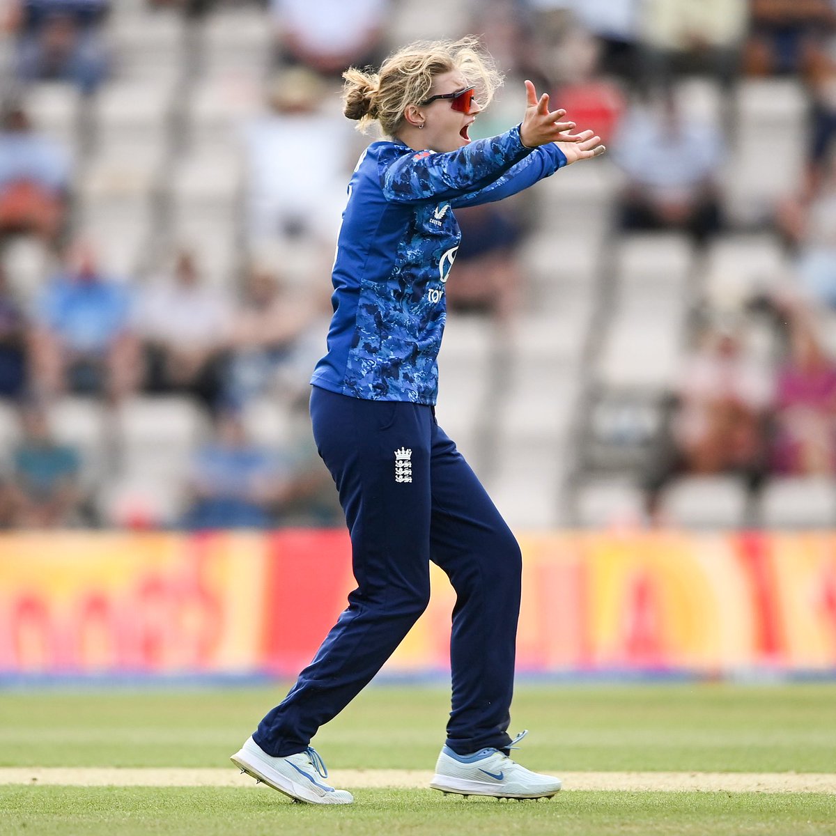 Charlie Dean has the opportunity to do something VERY funny with Deepti Sharma at the non-striker's end 👀😅

#ENGvIND