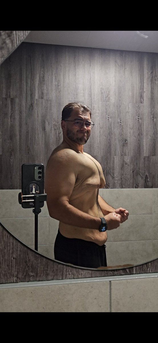 Mon gars <a href="/flambyyy_/">Flamby 🐒</a>, j'ai perdu 120 kg en 8 mois, j'étais à 236 kg l'an dernier sur le point de mourir, tu me donnes l'heure et l'adresse je viens m'envoyer au sport avec toi pour te motiver et montrer que tout est possible !!