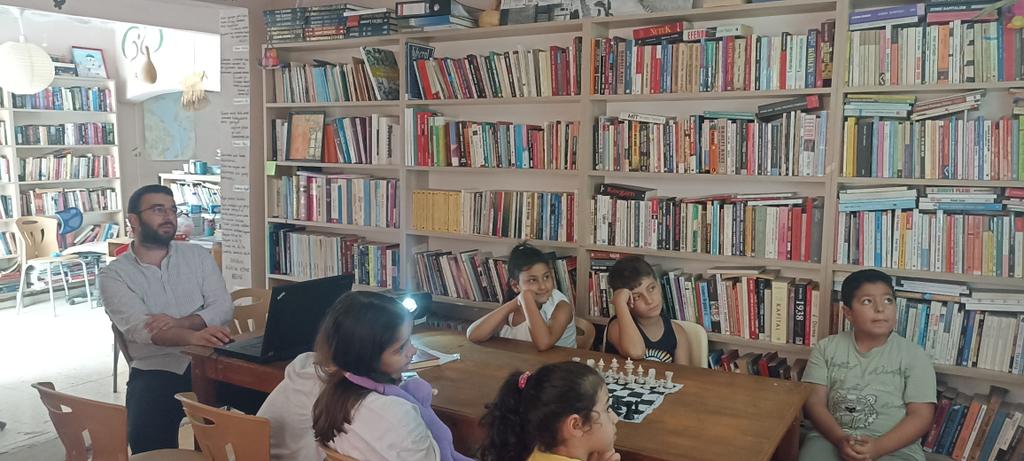 RhosusEKDER's tweet photo. Yaz atölyelerimizden olan satranç atölyemizin ilk oturumunu bugün itibariyle gerçekleştirdik. Yaz boyu devam edecek olan atölyelerimiz hakkında bilgi almak isterseniz kütüphanemize bekleriz.🌞🌞🌞🤠🤠 https://t.co/eC50h3AQqF